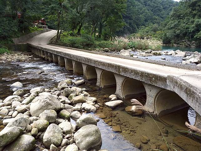 ▲北勢溪古道古道途中可遇見中正斷橋、瀑布、多孔橋等景觀（圖/星期五體育課粉絲團） 