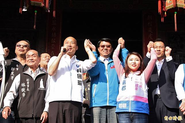 昨日國民黨總統候選人韓國瑜在雲林參加立委候選人張嘉郡後援會，但台下民眾注意到的卻是台南市議員謝龍介。(資料照)