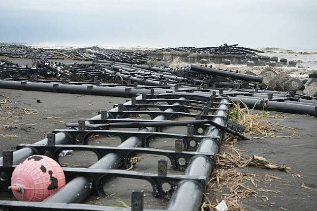 颱風丹娜絲橫掃後，7日屏東佳冬鄉外海太陽光電系統浮台遍布沿岸、綿延逾1公里，塭豐海堤段沙灘堆積量尤其多。中央社記者黃郁菁攝 114年7月7日