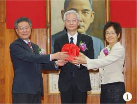 前高院院長李彥文(左)退休後交棒高金枝(右)，傳出兩人交情深厚，高還提供李專屬辦公室。翻攝司法院官網。