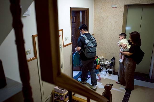 政府雖放寬申請外籍家庭幫傭門檻，但居住空間的限制與經濟能力，仍是多數中產階級難以跨越的門檻。圖為家長帶著孩童返家的混亂時刻。（攝影／黃世澤）