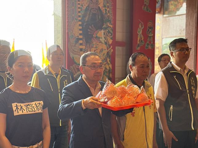 今(23)日是農曆四月廿六日神農大帝聖誕，新北市長侯友宜一早前往瑞芳保民堂參拜祈福，祈求神農大帝庇佑眾生百姓平安健康、新北農漁產業豐收。（新北市民政局提供）