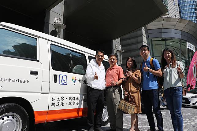 魏輝彰、林文容一家人（左2起）捐贈復康巴士，由市府秘書長邱敬斌代表受贈（左1）。（新北市社會局提供）