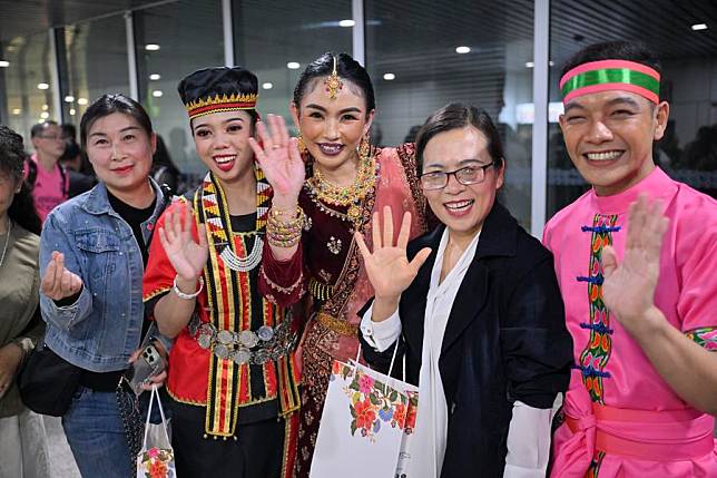 Passengers on board flight MU9629 pose for photos with staff members at Kuala Lumpur International Airport, Malaysia, March 16, 2024, as China Eastern Airlines inaugurated the Kunming-Kuala Lumpur flight. (Xinhua/Cheng Yiheng)