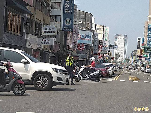 謝龍介質疑台南市交通六都最差，交通局指南市私人運具使用普遍，交通事故防制工作上難度也較高。(記者蔡文居攝)