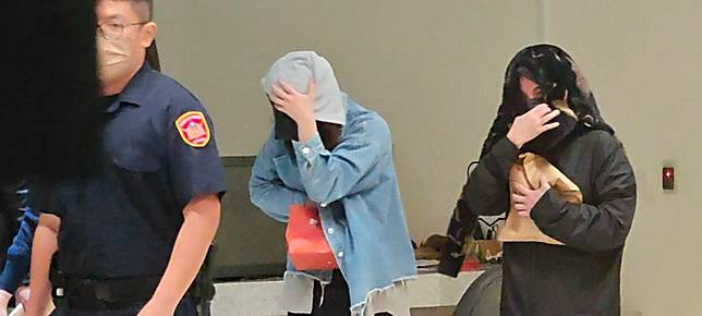 鍾文智的親妹妹鍾文宜(黑衣)、侄女李佩蓁(藍衣)均遭檢方約談。資料照。呂志明攝