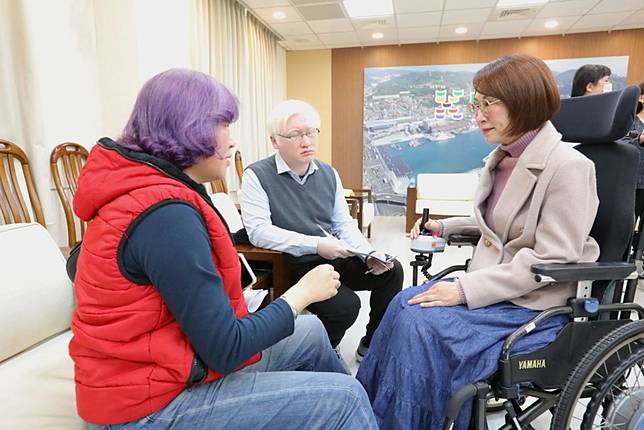 市長謝國樑和社會處長楊玉欣特別邀請基隆市盲人福利協進會、基隆市啟明關懷弱勢協會及基隆市視障者生活重建協會一同座談，傾聽視障朋友的親身需求，也與其討論改善方式。(巿府提供)