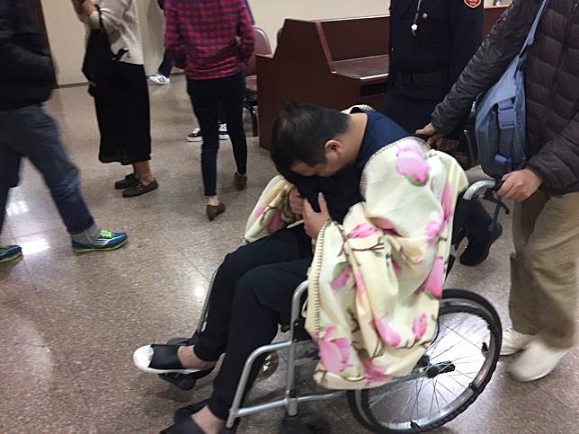 「騙扁小子」黃琪今天坐著輪椅出庭。記者王聖藜/攝影