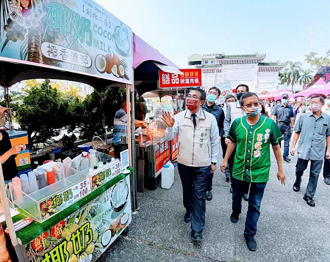 台南市長黃偉哲出席眷村文化美食嘉年華，向攤商揮手致意。（記者羅玉如攝）