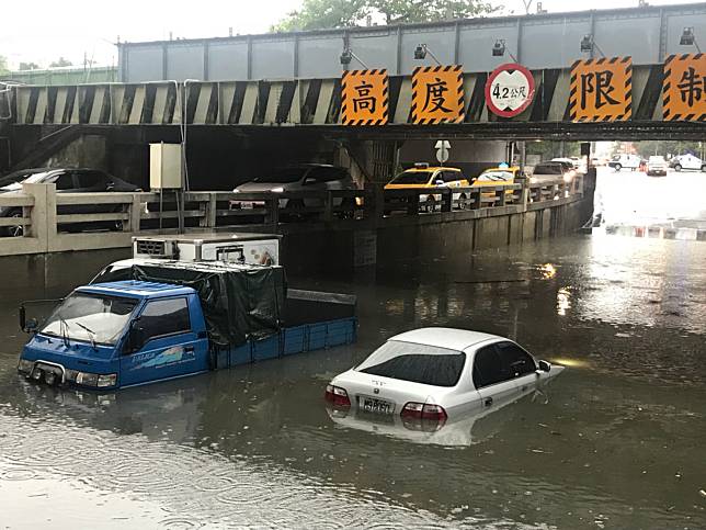 最新消息／中市南區復興路地下道淹水