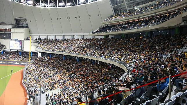 台北大巨蛋滿場37890位觀眾。資料照片。林建嘉攝