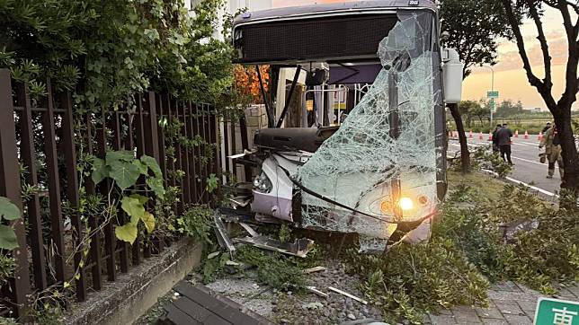 府城客運20路公車三日下午發生車禍，車體受損，交通局除肯定司機作為，也要求各客運公司將該事件做成教案宣導。（翻攝台南大小事）