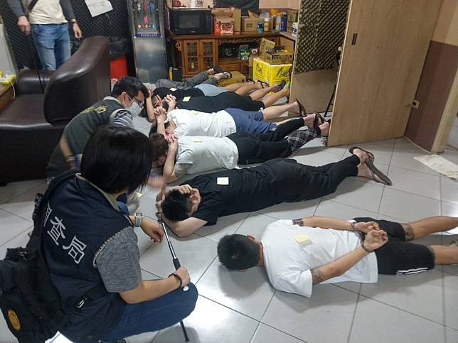 調查局破獲44人電信詐欺基地，創下國內單一處所詐騙機房人數最多之紀錄。   圖：調查局/提供