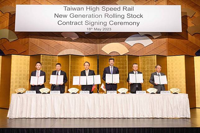 台灣高鐵18日下午在日本東京與日立東芝聯盟（HTSC）正式簽訂新世代列車組採購契約，由台灣高鐵董事長江耀宗（左3）與日立東芝聯盟代表共同簽署。（台灣高鐵提供／中央社）