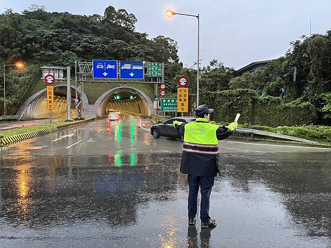 清明節四天連假，公路局東區養護工程分局預估蘇花路廊將有大量車潮往返宜花地區，建議民眾提前返鄉掃墓，避免壅塞車潮或多加利用大眾運輸。（蘇澳警分局提供）