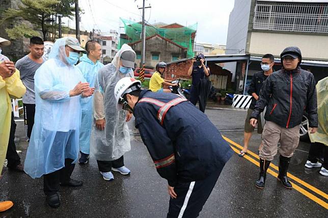 陳其邁(中)向水利局人員鞠躬致謝。 圖：高雄市水利局提供