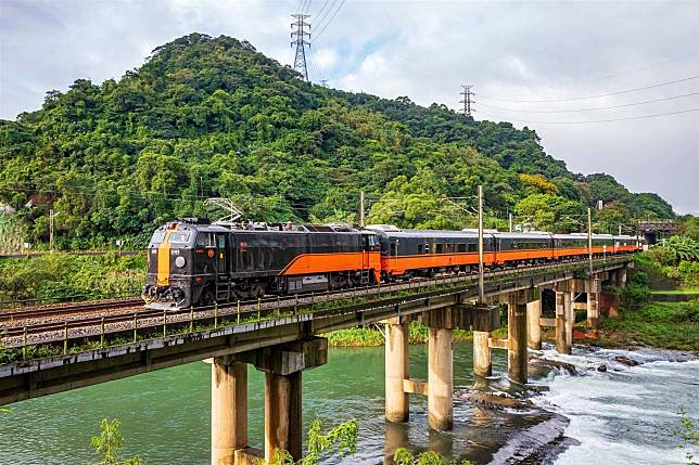 「鳴日號」有臺灣最美觀光列車之稱。（雄獅旅遊提供）