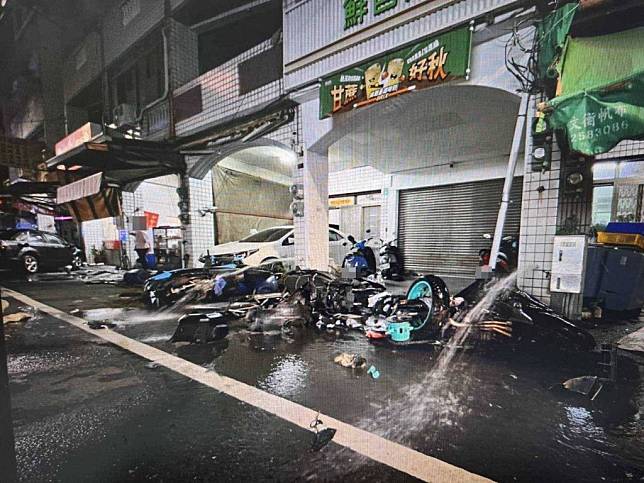 郭男廿九日凌晨駕車於南市安南區公學、長溪路口右轉時，疑因車速過快，自撞路旁機車，並波及五戶住家。（民眾提供）