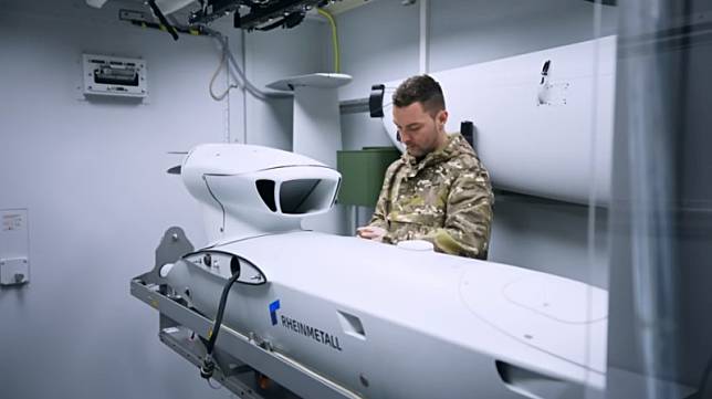 德國軍火製造商「萊茵金屬」發展以無人機當「空中火藥庫」，酬載遊蕩彈藥對目標進行攻擊的「殺手級應用」概念。圖為士兵準備打開無人機彈艙裝填前置作業。 圖：YouTube Rheinmetall – GameChanger 頻道影片截圖