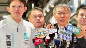 民眾黨主席黃國昌、前主席柯文哲前往南門市場發春聯。廖瑞祥攝。