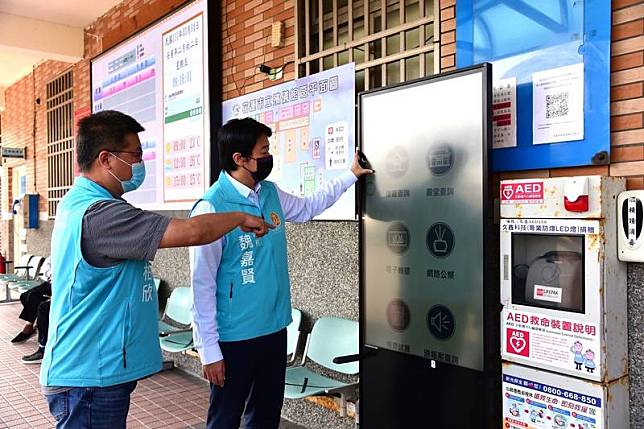 花蓮市公所升級花蓮市立殯儀館管理系統，市長魏嘉 賢（右）4日前往視察殯葬業務e化升級後的操作過 程，殯葬管理所長陳柏欣（左）在旁說明如何使用。 （花蓮市公所提供） 中央社記者張祈傳真 111年3月4日  
