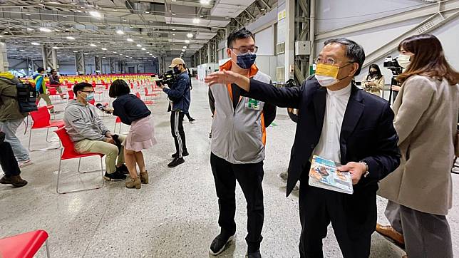 台北市副市長蔡炳坤9日上午前往花博場館視察隨到隨打疫苗的情況。