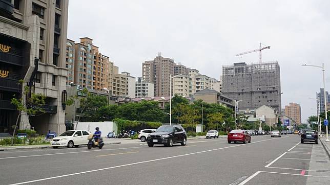 高市指標聚落美術館特區，今年房價呈現新舊屋不同調，預售屋房價出現修正下滑，但中古屋房價卻再創新高。葉家銘攝