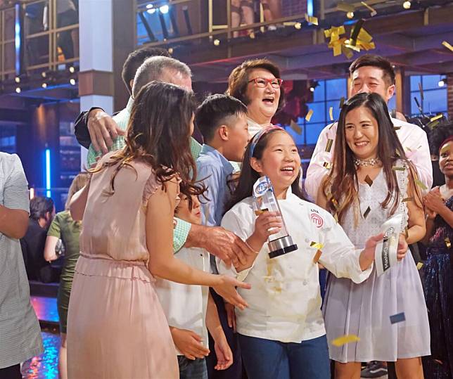 台裔10歲女孩小廚神莉亞（前中）奪得「小小頂級廚師美國版」第8季冠軍。（圖取自MasterChef Junior推特）