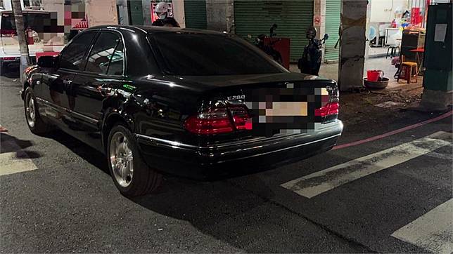 高雄市三民區，發生一起因民眾檢舉一輛「未懸掛車牌」的賓士車違停，所爆發的口角衝突。圖／台視新聞