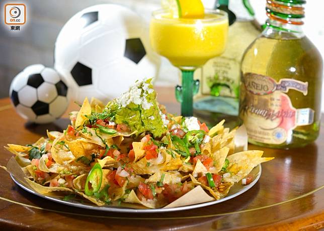 Nachos Machos、Frozen Margarita：烘焗過的粟米芝士片有豐富配料，伴富馥郁杧果香的Tequila雞尾酒，邊食邊看賽球就最爽。