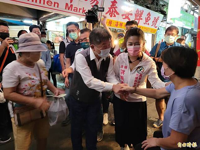 民進黨台北市長參選人陳時中今早到東門市場拜票。(記者何玉華攝)