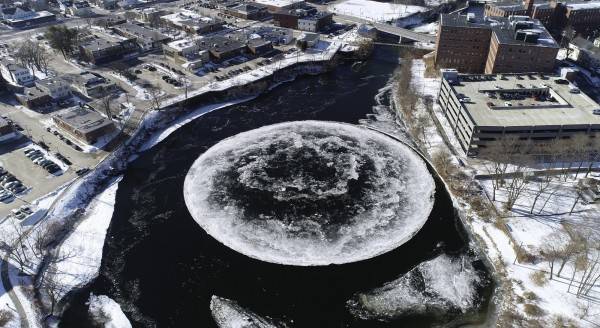 緬因州河面上出現一個直徑近百公尺的巨大冰盤，還會自行旋轉。(美聯社)