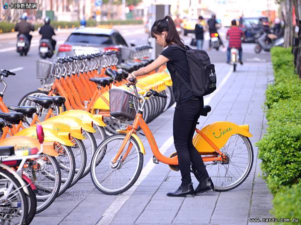 台北市府為鼓勵民眾多多使用捷運、公車等公共運具，擬提供騎乘YouBike轉乘前30分鐘免費優惠(圖/卡優新聞網)