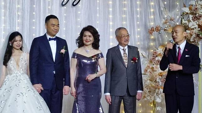 侯麗芳兒子舉辦婚宴，韓國瑜是證婚人。（圖／翻攝自李豔甄臉書）