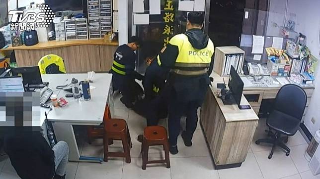 曾姓通緝犯被壓制逮捕。（圖／TVBS）