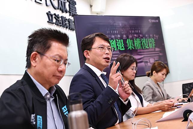 國會職權修法釋憲案25日下午宣判，部分違憲、部分合憲。民眾黨立法院黨團總召黃國昌（左二）表示，判決對行政官員呵護備至，給了免死金牌，對於結果感到非常遺憾。(中央社)