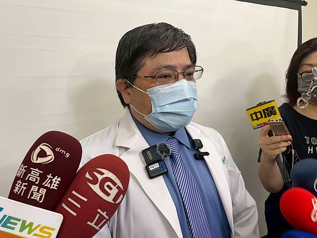 達特楊眼科聯盟執行長洪啟庭收治一名因更年期加量服用荷爾蒙藥物，導致眼睛血栓出血的病例，提醒民眾別亂吃藥。記者王昭月／攝影