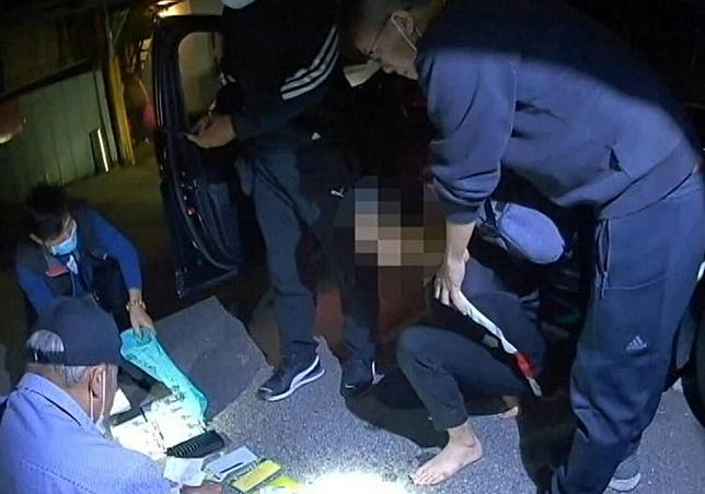 南投警方昨晚在台中市逮捕賴姓保全，並起獲部份贓款。民眾提供