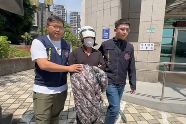 張男持槍射擊數位部大門後遭逮，法院今天裁定羈押禁見。（翻攝畫面）