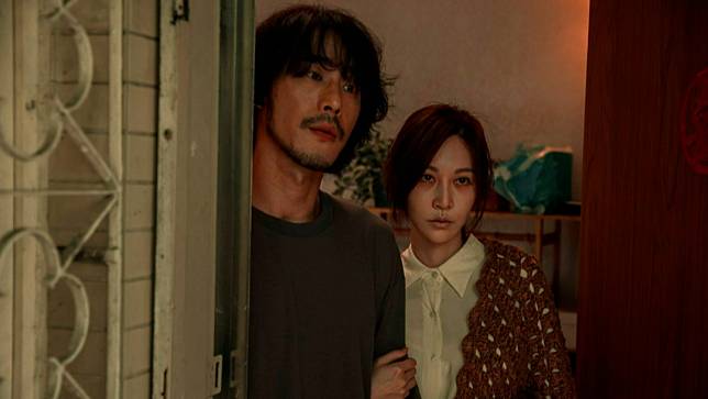 曾莞婷（右）跟黃騰浩在《化劫》中飾演愛女早夭亂拜廟慘撞邪的夫妻。台北双喜提供