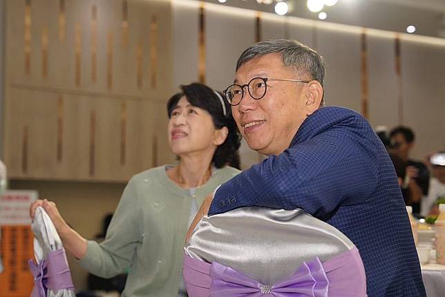 民眾黨前主席柯文哲（前）的妻子陳佩琪（後）表示，柯文哲私底下最常跟她說，「不要以為你們民進黨會永遠執政下去」。（資料照，取自陳佩琪臉書）