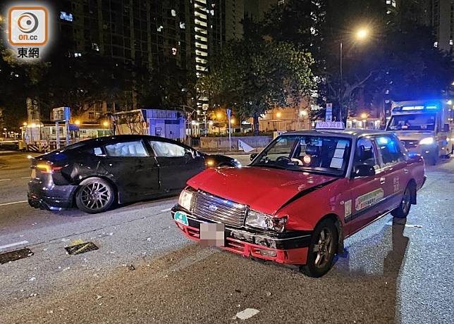 葵涌Tesla電動車與的士相撞。(沈厚錚攝)