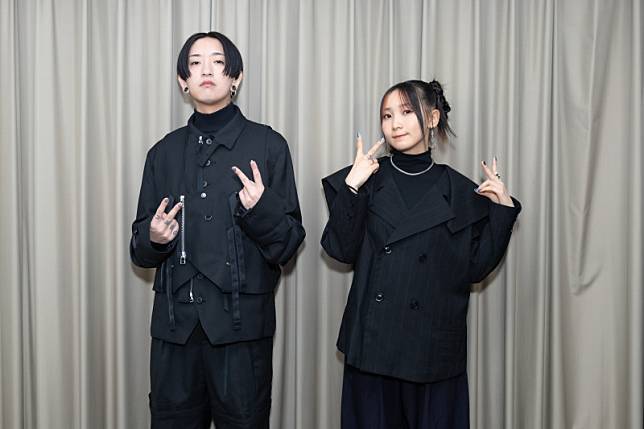 YOASOBI的Ayase(左)、Ikura聽到台灣有16萬人搶票，嚇得直呼「太厲害了吧」。(Sony Music提供)