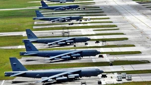 美軍在關島基地部署的 B-52 轟炸機群。 圖：翻攝自 東方點兵