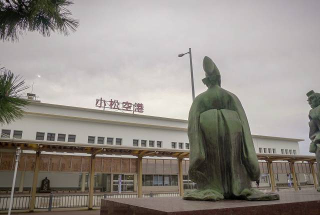 
<p><b>1. 小松機場</b></p><p>
</p><p>
想從台灣抵達金澤，最簡單直接的方法，就是坐飛機了。因為有直航，所以完全沒有轉機的問題，佳水鄉溫泉旅館也有提供預約接駁專車服務，事前先在官方網站上預約，下飛機就不擔心啦！</p><p>
</p><p>
<a href=