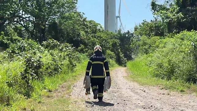 消防隊趕到也無法救火，因風機高逾45公尺，已超過水線所能灌救的高度，消防員也能在火場週邊巡視隨時撲滅飛落的殘火。記者蔡維斌／攝影