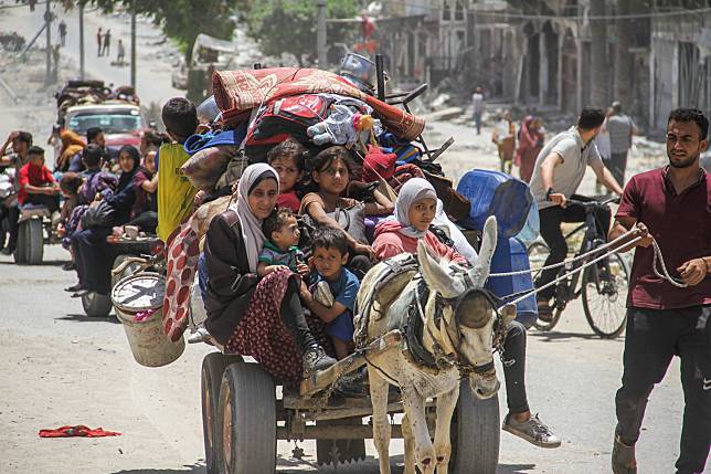 Palestinians fleeing from Jabalia in northern Gaza Strip arrive in Gaza City, on May 24, 2024. (Photo by Mahmoud Zaki/Xinhua)