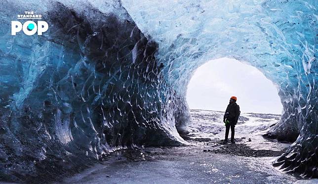 ไอซ์แลนด์ไม่ได้มีแค่แสงเหนือ อลังการถ้ำน้ำแข็งกลางทะเลสาบอายุนับพันปี