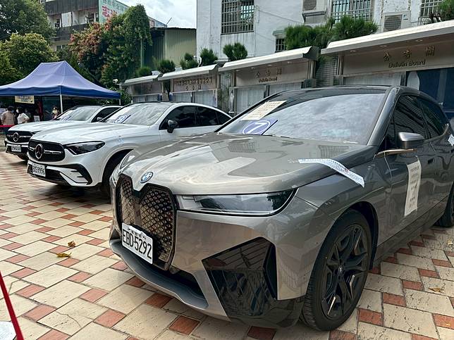 行政執行署台中分署今法拍8輛豪車，其中4輛以總價1021萬元拍出，其餘4輛流標。記者曾健祐／攝影