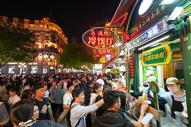 Tourists buy popsicles at the Central Street in Harbin, northeast China's Heilongjiang Province, May 3, 2024. (Xinhua/Wang Jianwei)